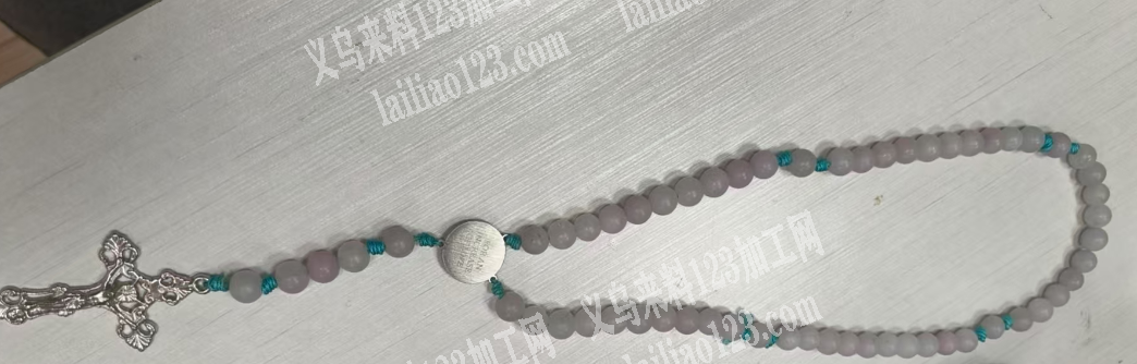 耶稣项链穿珠子的手工活外发，如图，寻找会