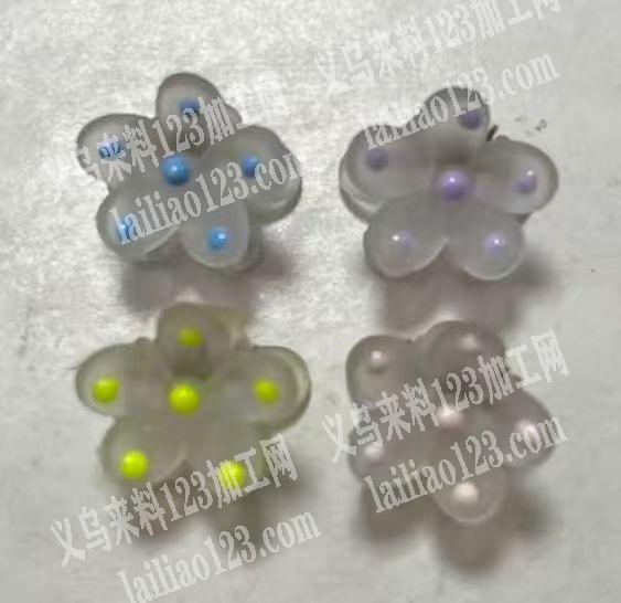小花抓夹上面滴油，。寻找滴油的加工厂，如