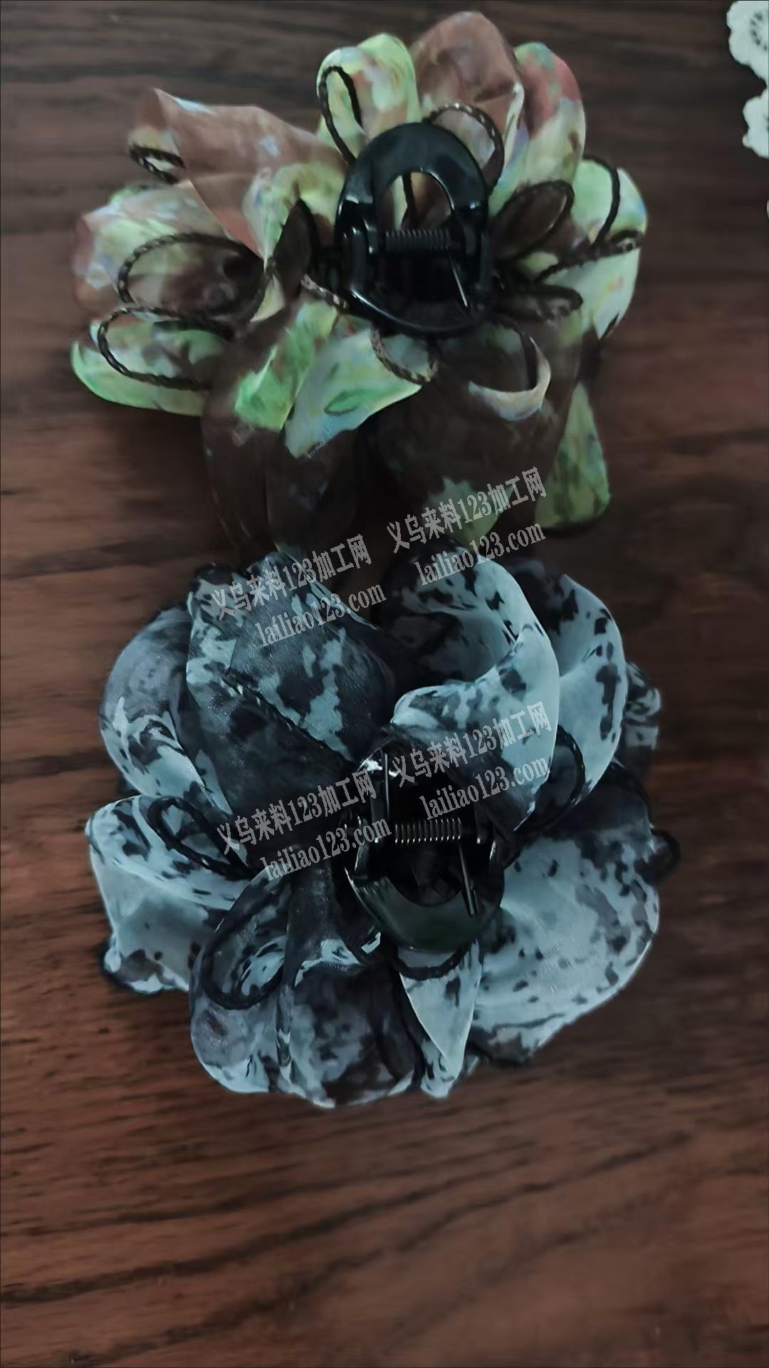 大量网纱抓夹粘胶的手工活外发，如图，网纱