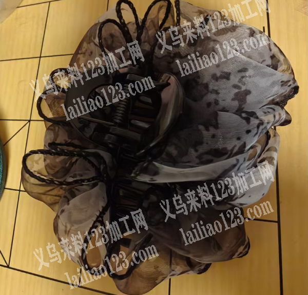 大量网纱抓夹粘胶的手工活外发，如图，网纱