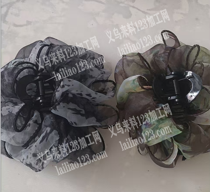 大量网纱抓夹粘胶的手工活外发，如图，网纱