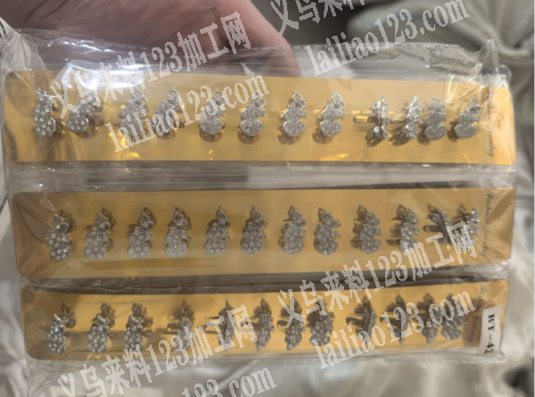 饰品简单包装的手工活外发加工。，如图。寻
