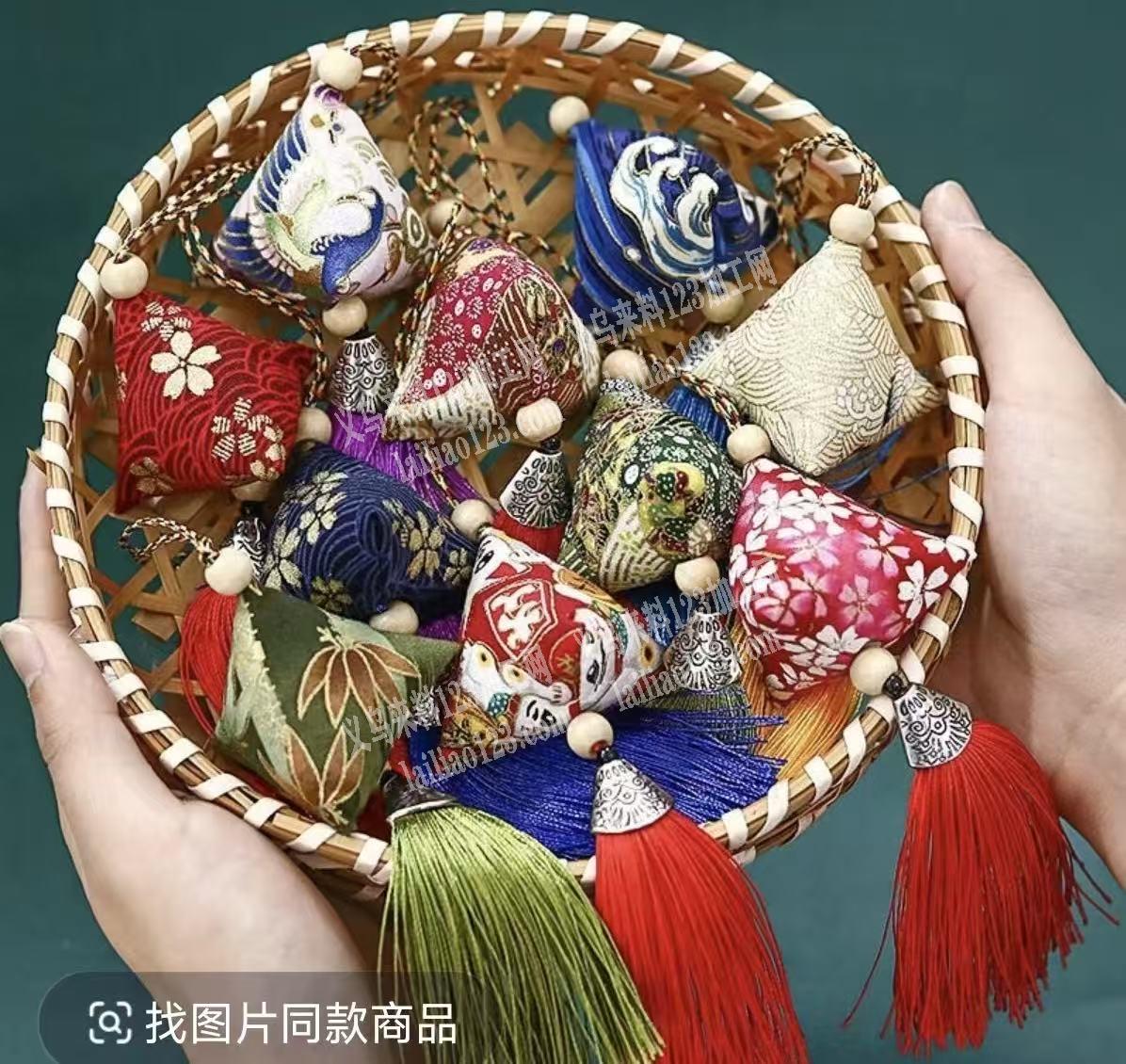 老板委托寻找：采购如图香囊挂架。寻找厂家