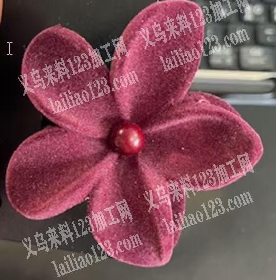 花芯中间点珠子。粘珠子的手工活外发，如图