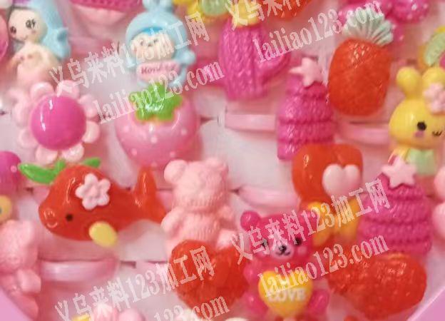 塑料的儿童卡通戒指订单，如图，寻找厂家，