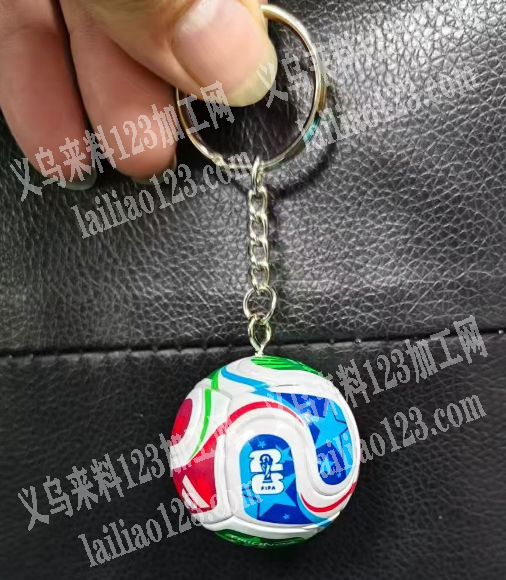 大量足球挂件处理，如图，