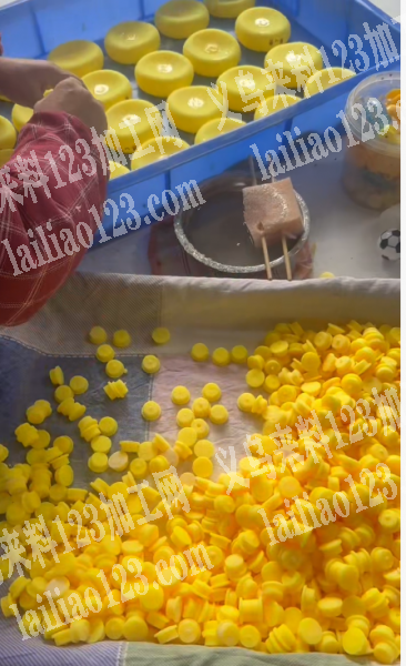 点胶水粘胶水的手工活外发，如图，寻找会做