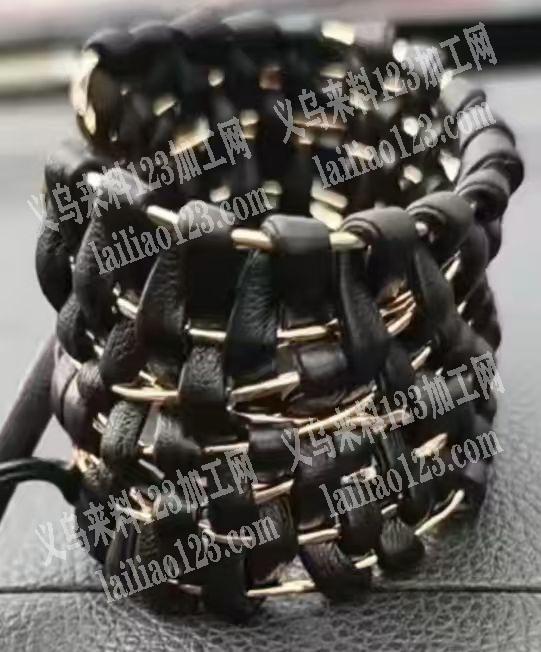 缠绕的手工活外发加工。如图。皮革条缠绕穿