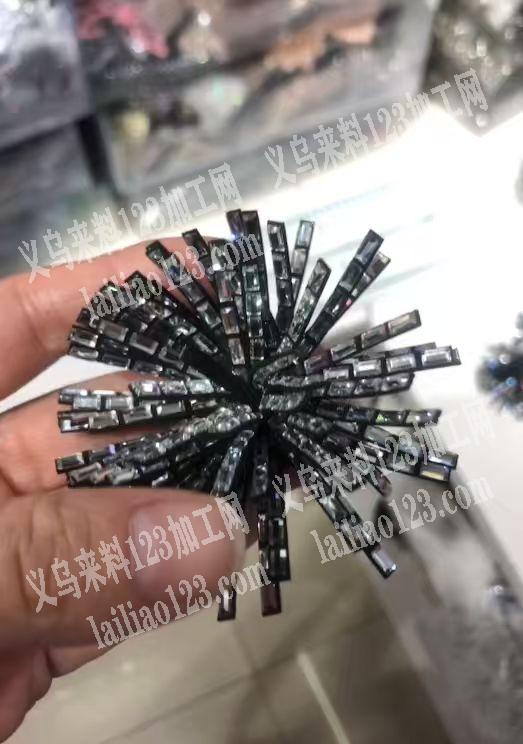 手工卷流苏的手工活外发，如图，手工卷起来