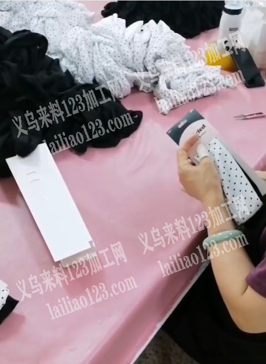 折叠包装上卡的手工活外发，布艺头带整理折