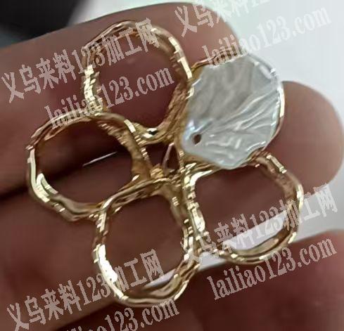粘花瓣，点花瓣。，如图。寻找点钻粘配件的