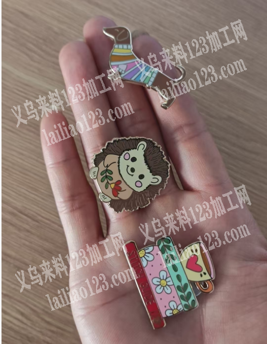 平面饰品打磨胶外发加工，如图，寻找专业做