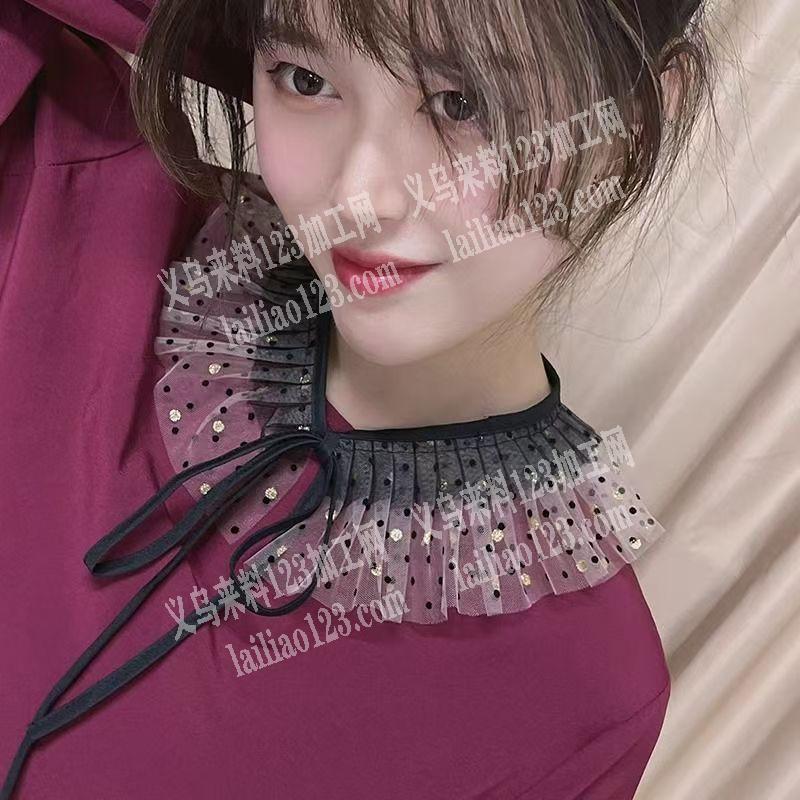波点网纱领口服饰‌，领口是半透明网纱材质