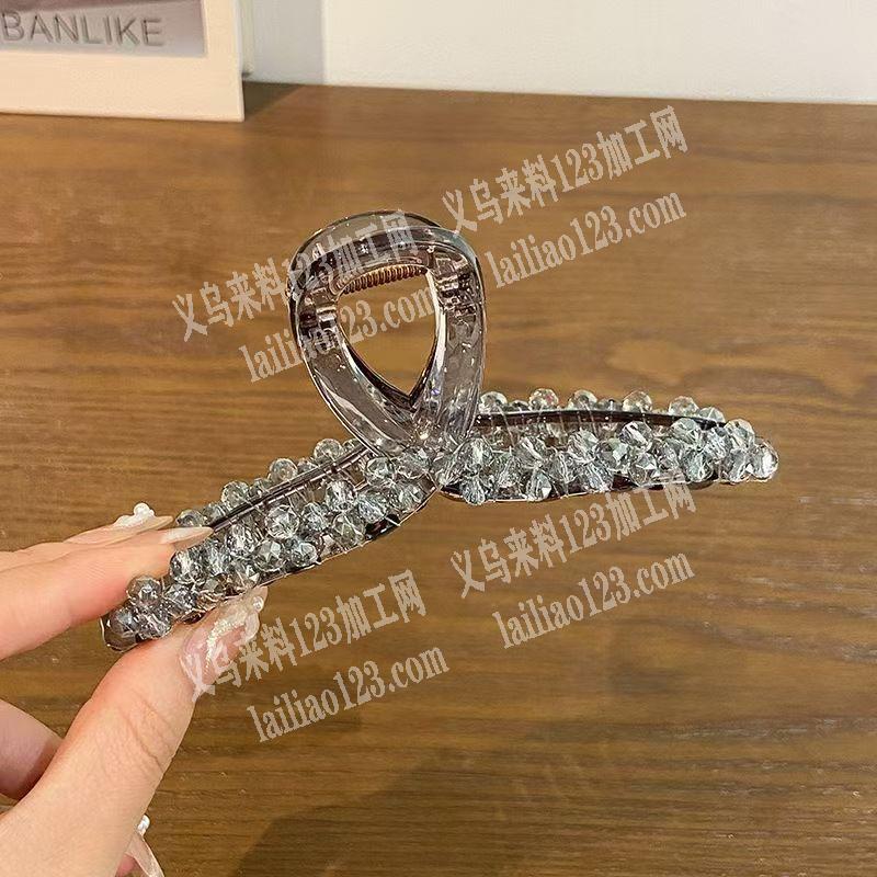 鱼线穿水晶珠子缠绕绑抓夹的手工活外发，如