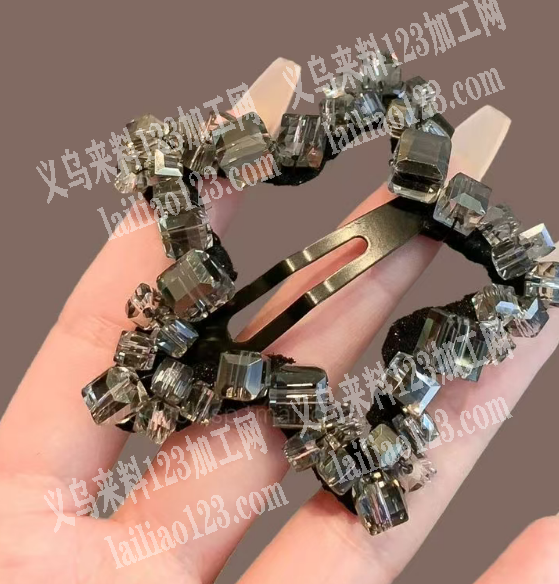 这个穿珠子编织做这个五角星发夹的手工活，