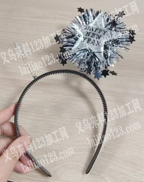 圣诞头箍粘胶的手工活外发加工。打胶枪粘胶