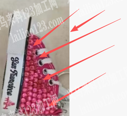 如图小鞋子挂件上面【点钻外发加工】寻找点