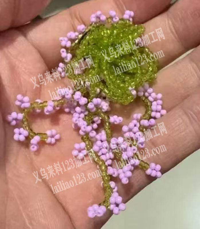 如图，手工穿米珠编织的饰品订单，如图成品