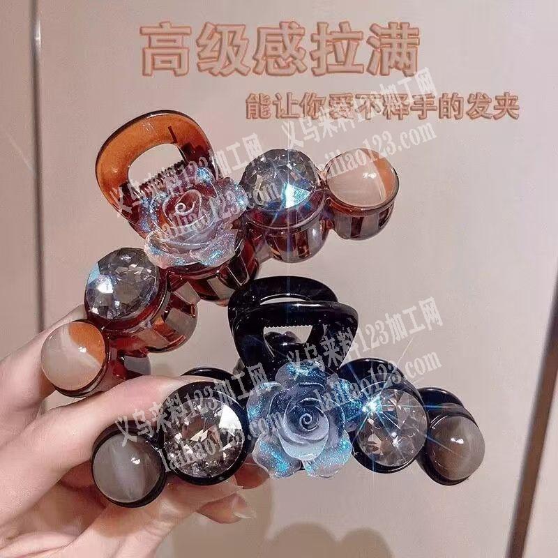 粘胶手工活外发，粘水钻花朵抓夹订单，如图