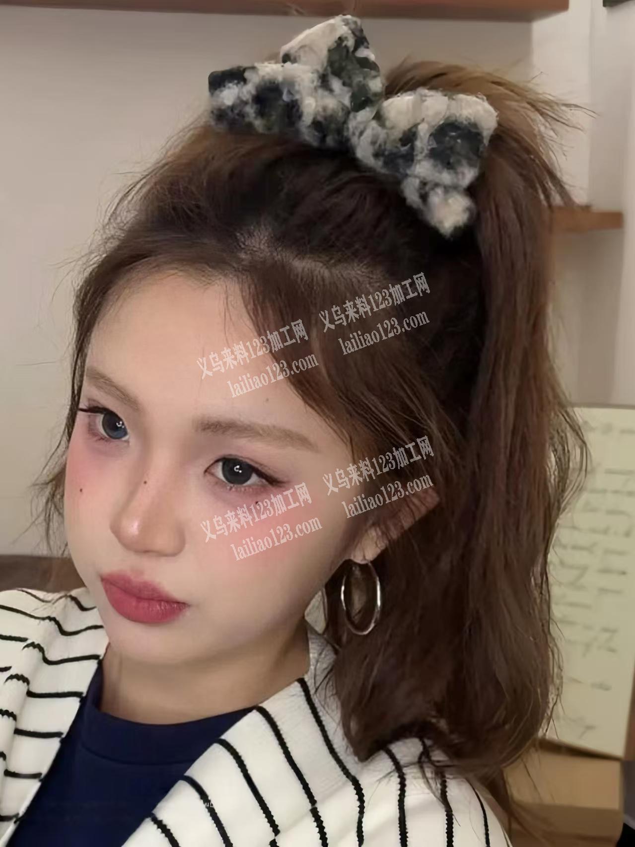 绑蝴蝶结+翻布的手工活外发，如图，有发圈