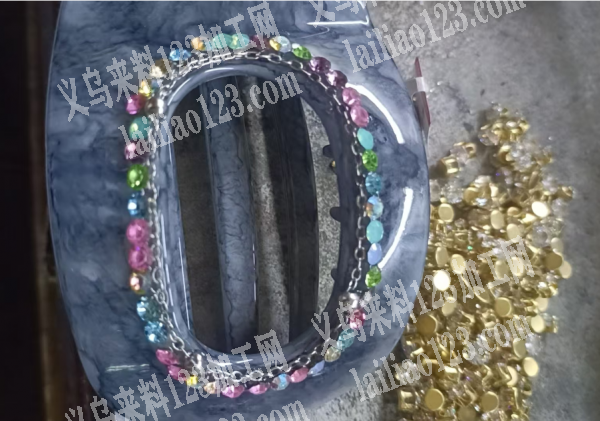 如图发夹上面粘钻，点钻外发加工。，寻找专