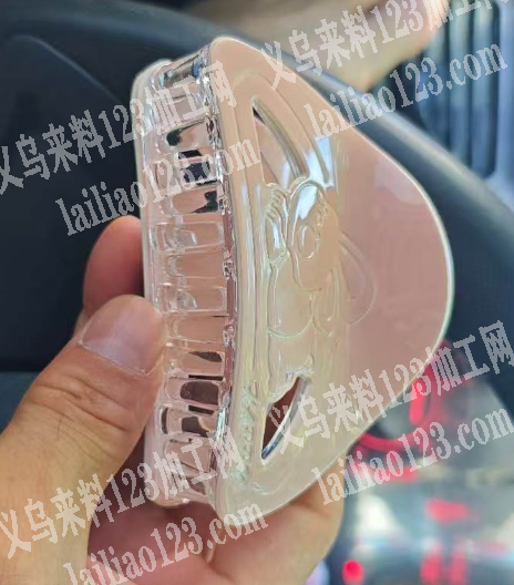 粘贴片的手工活外发加工，粘这个亚克力抓夹