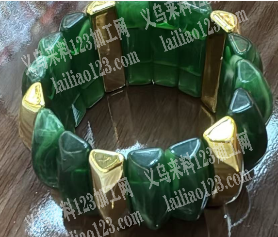 手链穿弹力线穿配件的手工活外发，如图，寻