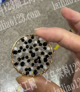 穿珠子扭铁丝，缠绕，编织做这个的手工活，