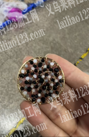 穿珠子扭铁丝，缠绕，编织做这个的手工活，