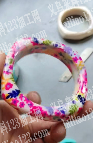 看视频【印花外发】水转印工艺的如图，手镯
