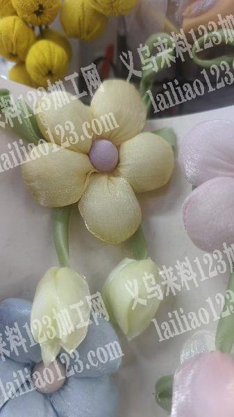 我是做手工的，擅长做烧边，绣花，玫瑰，卷