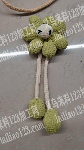 我是做手工的，擅长做烧边，绣花，玫瑰，卷