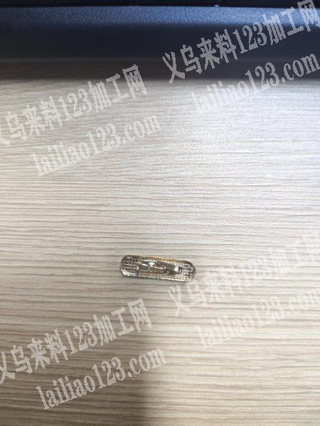 需要定制【椭圆形圆角锌合金铭牌，背面焊接安全别针，正面压印立