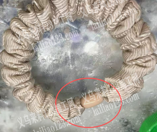 布艺小肠圈皮筋打扣打胶的手工活外发加工，