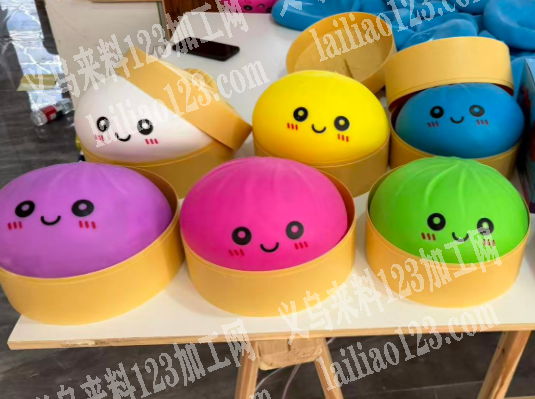 解压包子粘胶水的手工活外发，如图包子粘盖