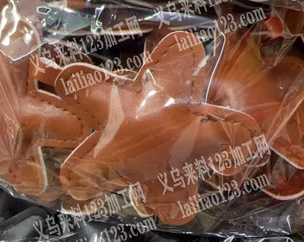 寻找如图车缝皮革挂件的工厂合作，请联系详
