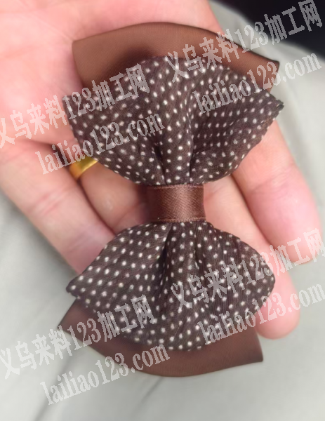 扎蝴蝶结，蝴蝶结包腰的手工活外发，如图，