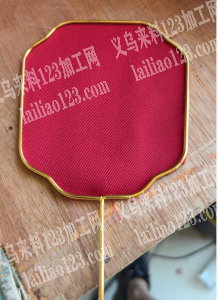 粘胶的手工活外发加工，如图，布料粘扇架的