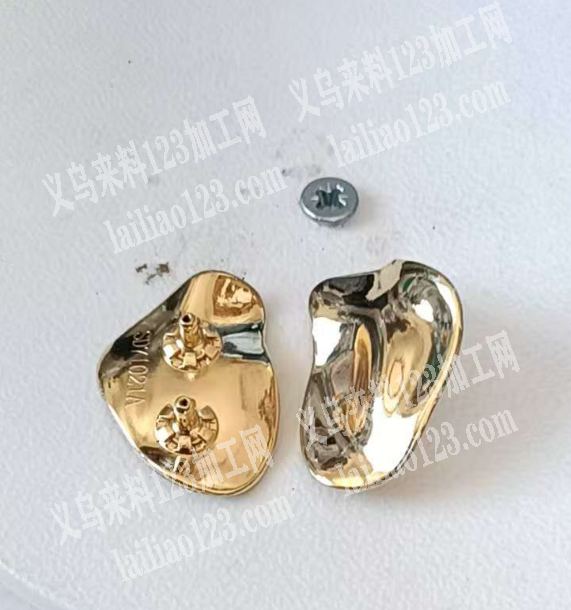 寻找如图锌合金鞋花工厂，有订单，请联系详