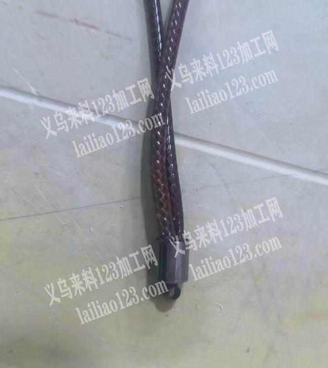 点胶粘胶水，粘帽头的手工活外发，如图，寻