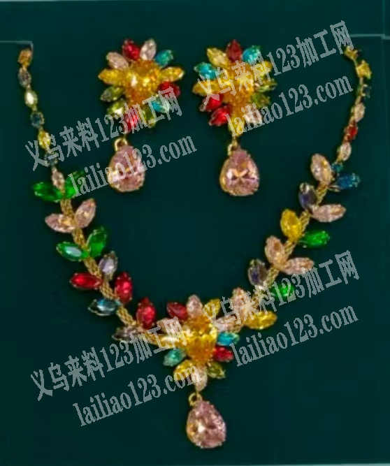 大量爪链水钻项链饰品外发加工，如图，寻找