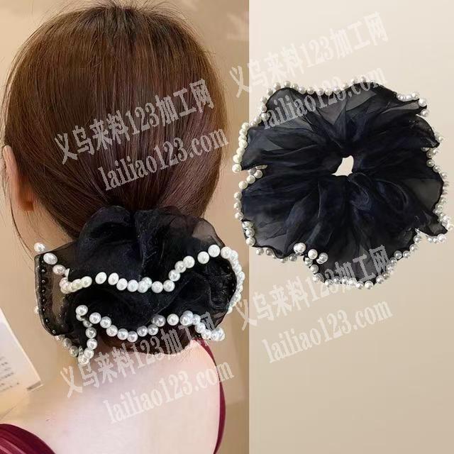 串珠钩针编织的手工活外发。如图，手工钩织
