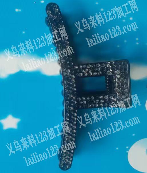 寻找有钻孔的抓夹【注塑工厂联系我】如图，