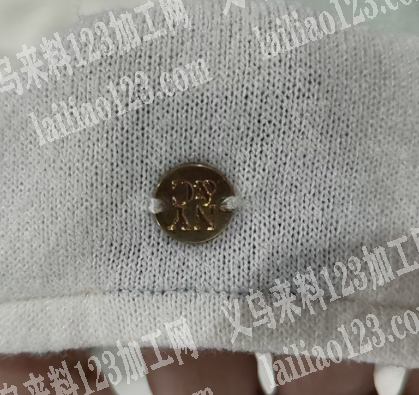帽子上面钉扣子外发加工，如图，寻找会做的
