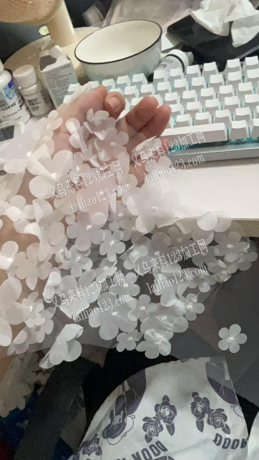 采购如图网纱布，钉好花片的，我采购，有的