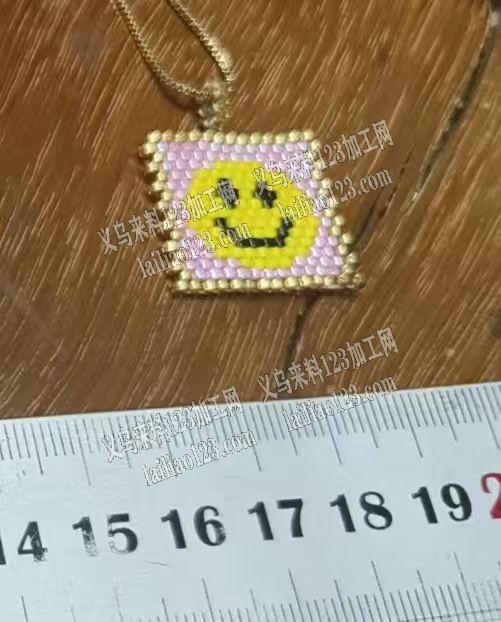 有难度的手工活外发加工，如图，穿米珠编织