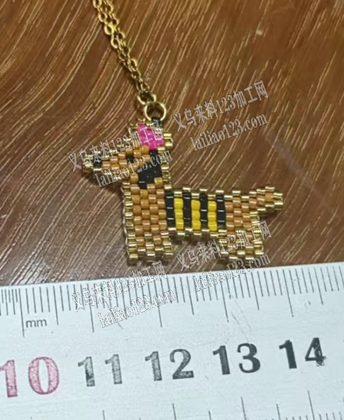 穿米珠编织项链的手工活外发加工，如图，寻