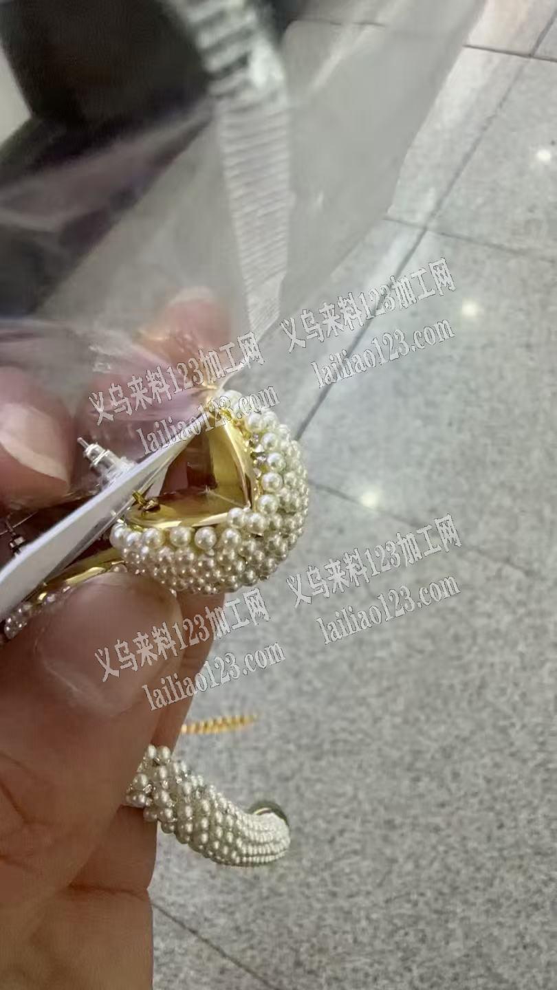 耳环点钻点珍珠外发，如图粘这个珠子，点珠