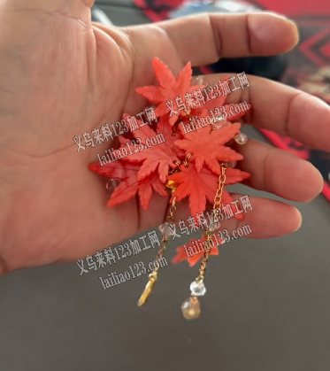 穿珠子穿配件绕铜线的手工活外发，如图，寻