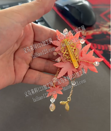 穿珠子穿配件绕铜线的手工活外发，如图，寻